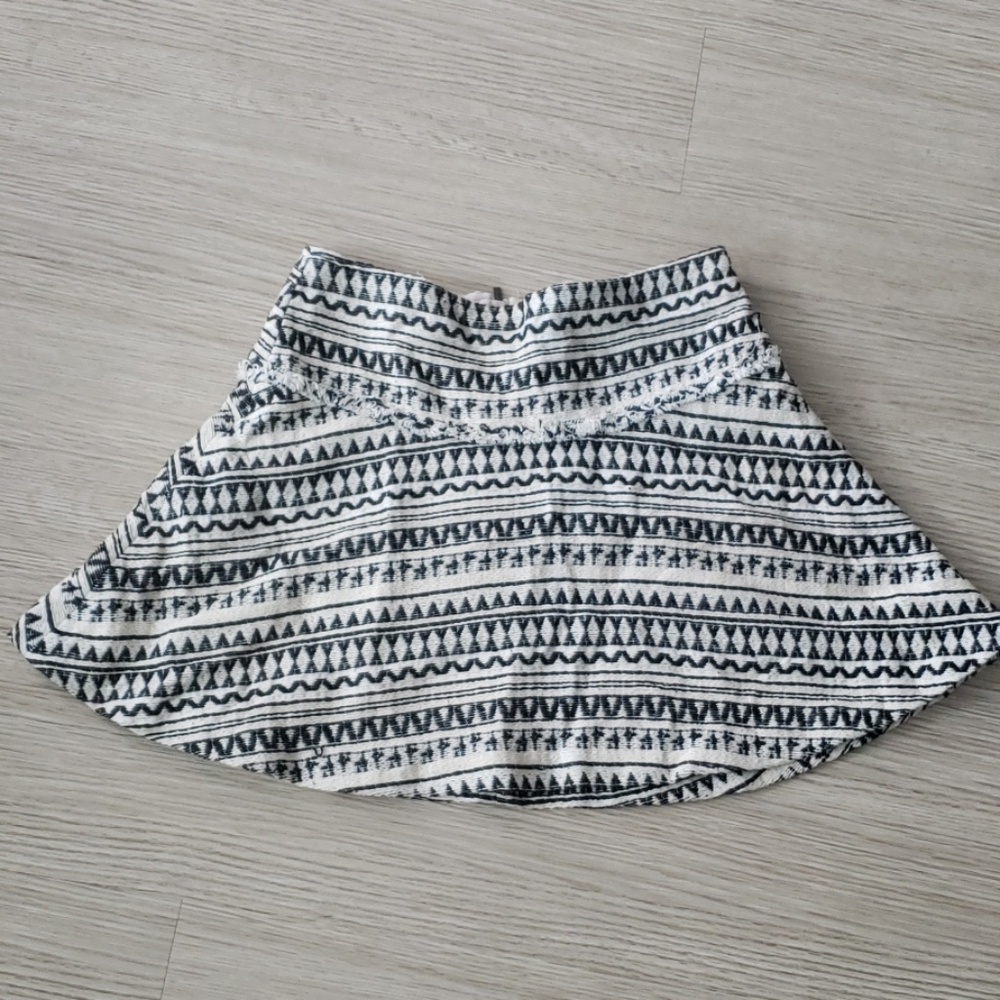 Woven pattern skirt